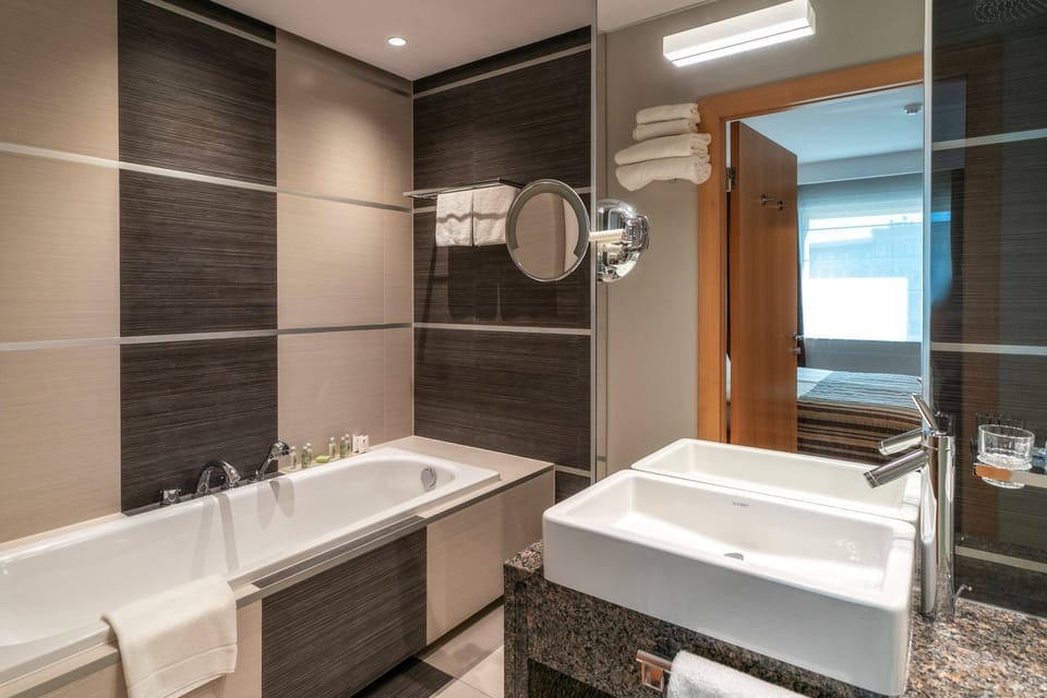 Suite | Bathroom | Free toiletries, hair dryer, slippers, towels