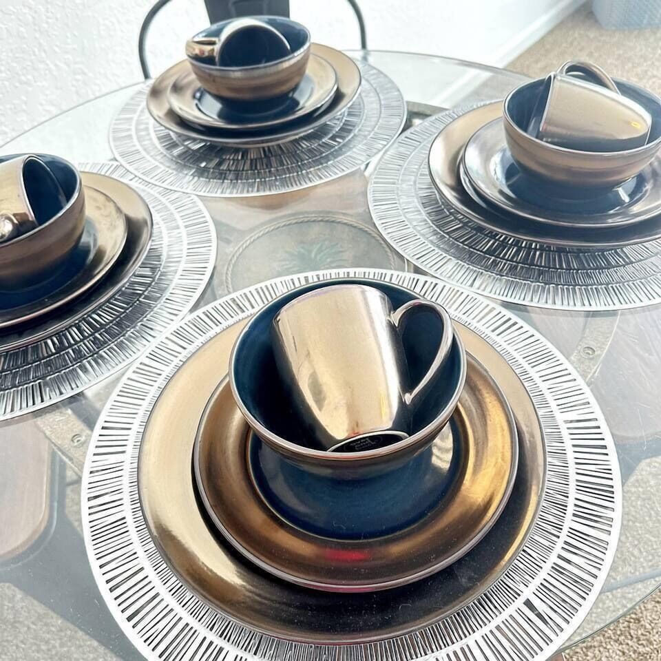 Round table with seating for 4. Also, 2 at bar top via kitchen counter