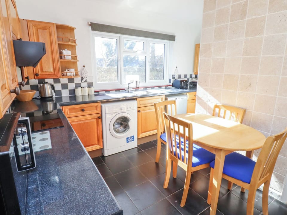 Cottage | Private kitchen | Fridge, cookware/dishes/utensils