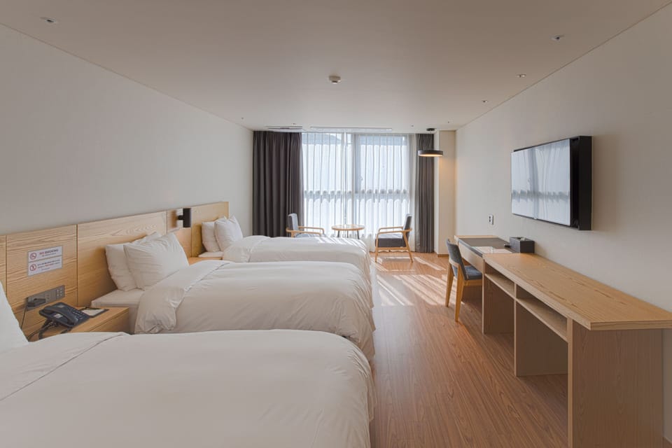 Premium Triple Room | Desk, laptop workspace, free WiFi, bed sheets