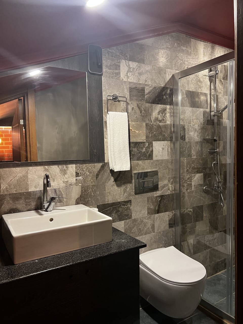 Economy Double or Twin Room | Bathroom | Shower, rainfall showerhead, hair dryer, slippers