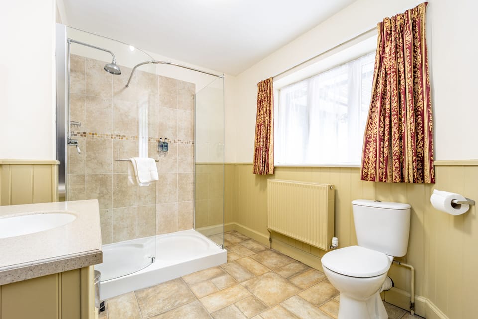 Superior Room, 1 Double Bed, Non Smoking | Bathroom | Free toiletries, hair dryer, towels, soap