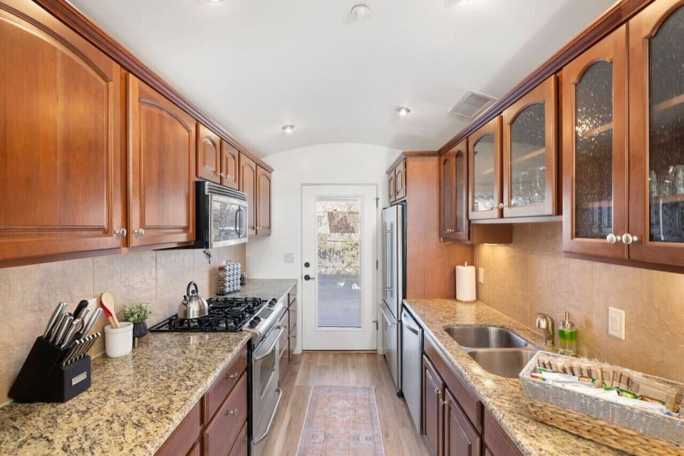 Fully-equipped kitchen with everything you need to cook.