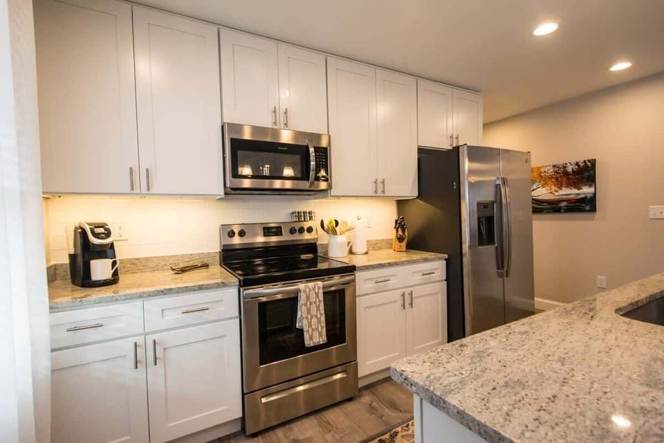 Cook and prepare your favorite dishes in this Fully Stocked Kitchen with all the basics.