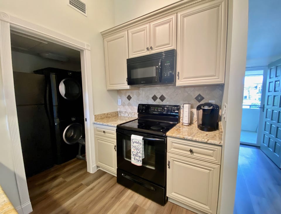 Full kitchen with washer and dryer
Keurig coffee pot provided