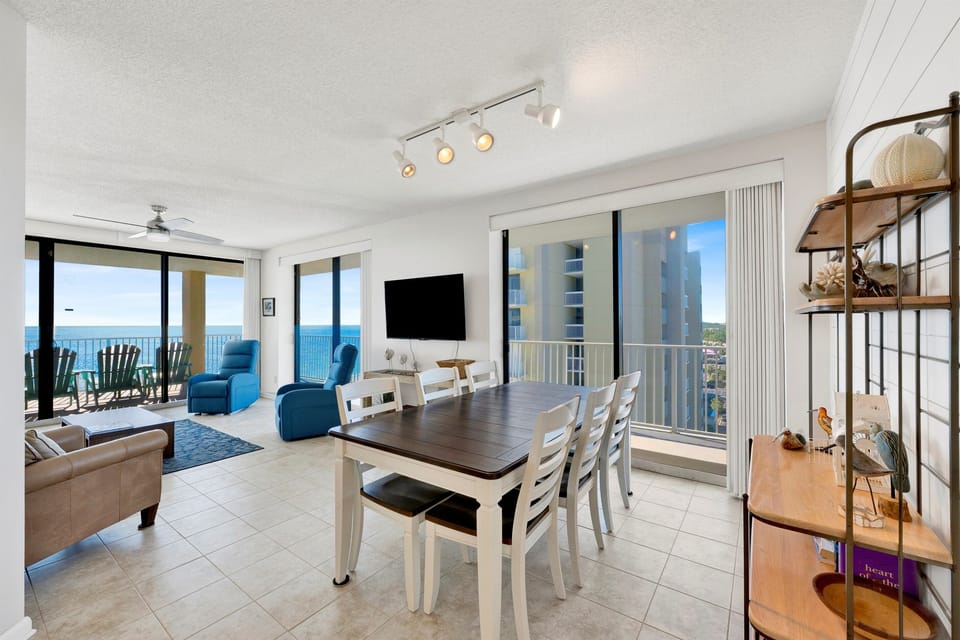 LIVING ROOM / DINING ROOM
