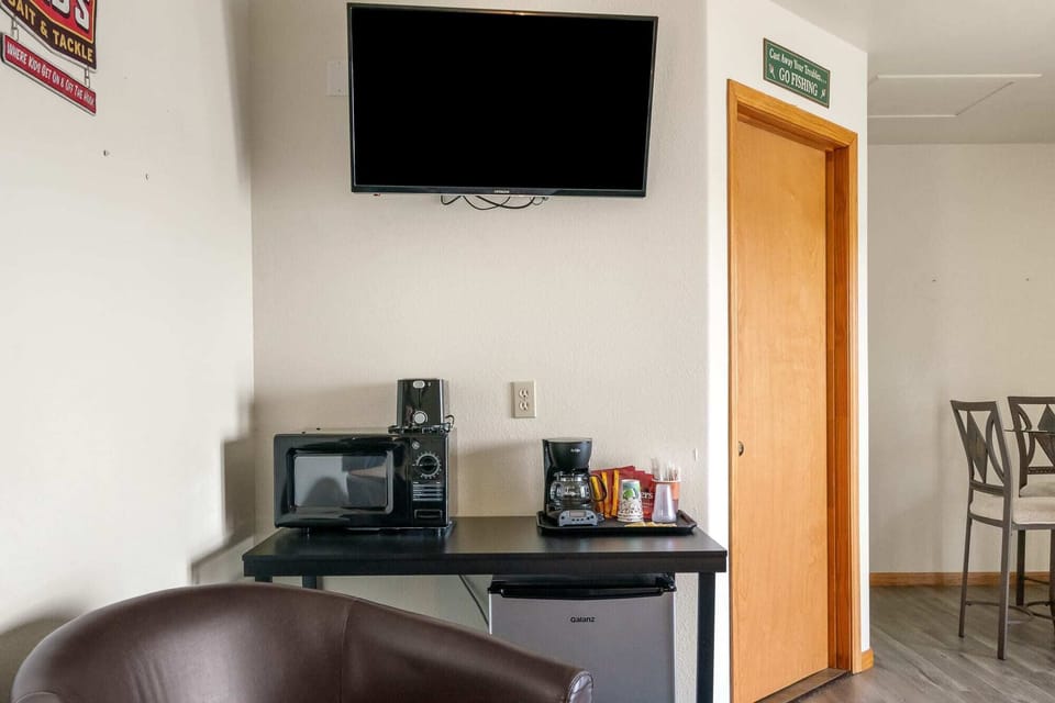 Microwave, coffee, toaster & mini fridge!