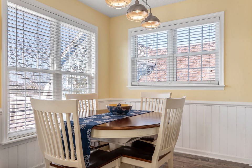 L06: Morning Brew | Top Level Dining Area