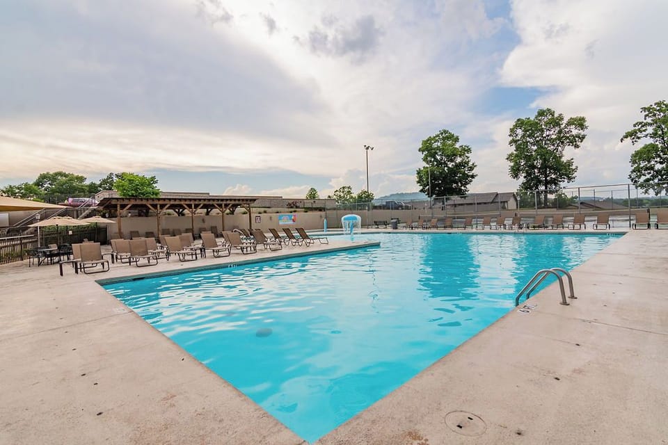 Resort style pool with kids wading area, tikki bar & adjoining hot tub
