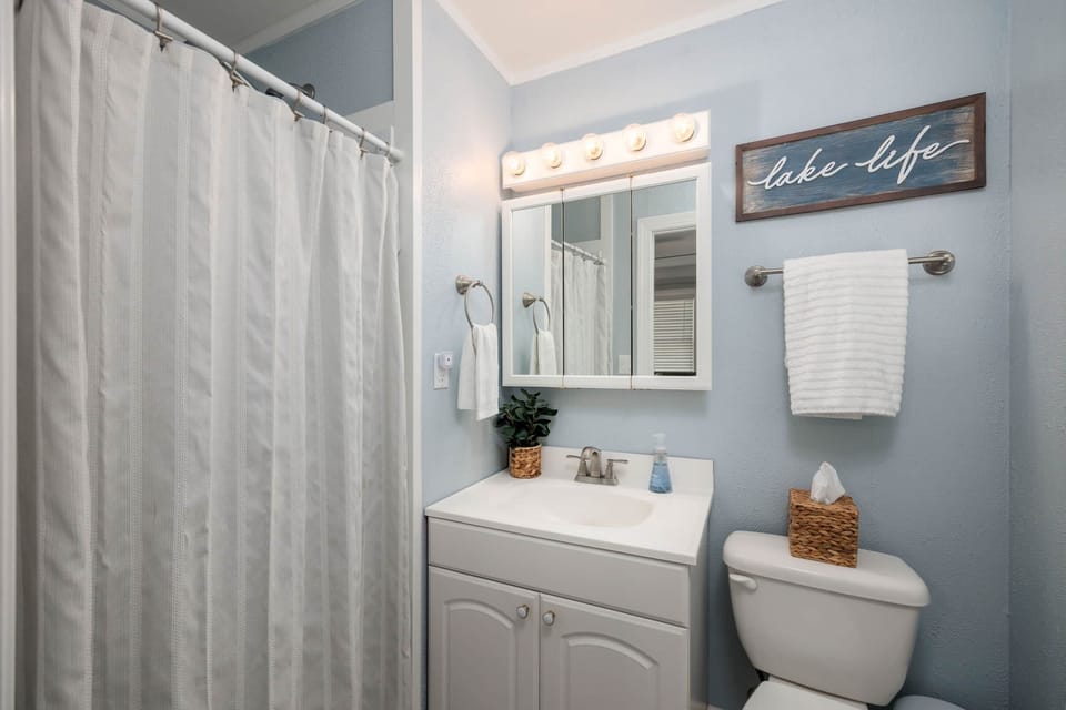 King suite bathroom