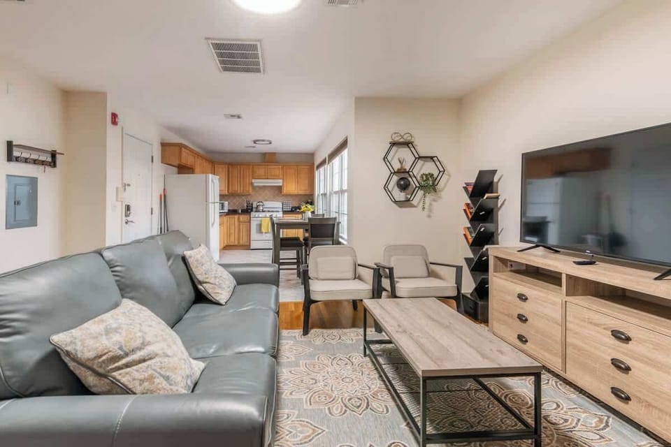 Livingroom with 55 inch 4K TV with Netflix and Disney+
with some reading material (Books)