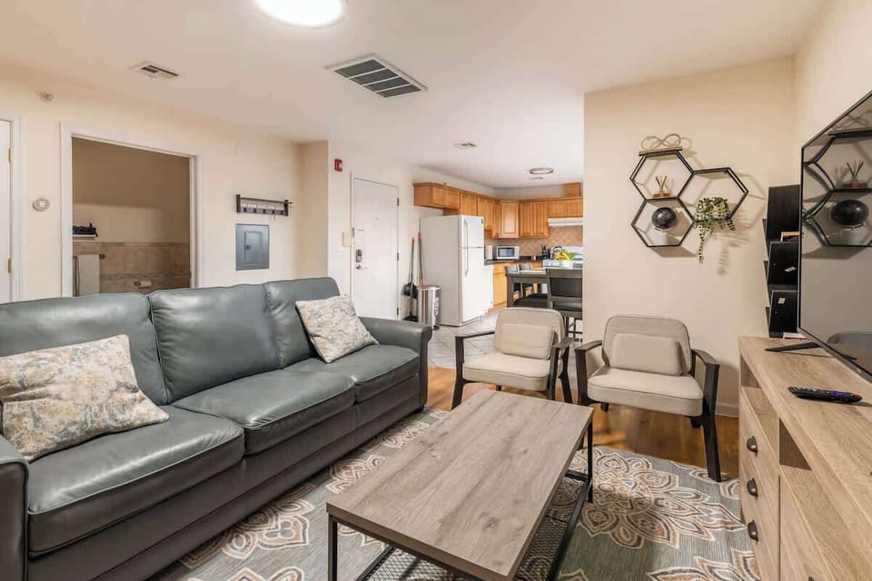 Open concept apartment with Dining room, Kitchen and Livingroom with 55 inch 4K TV with Netflix and Disney+
