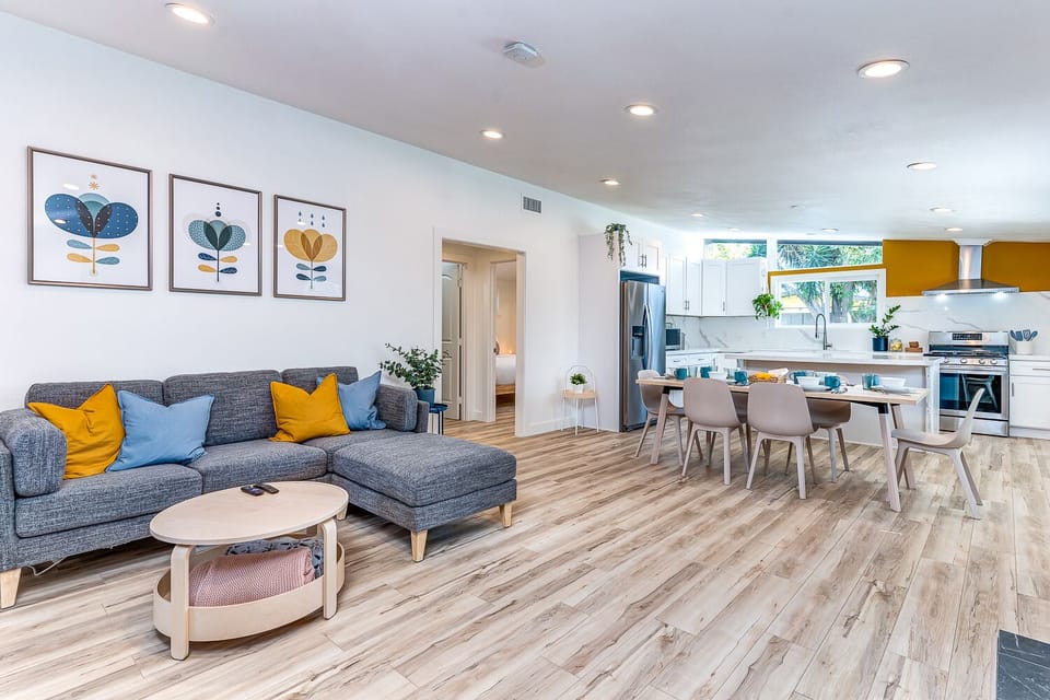 6 dining chairs. 4 stools by the counter. 