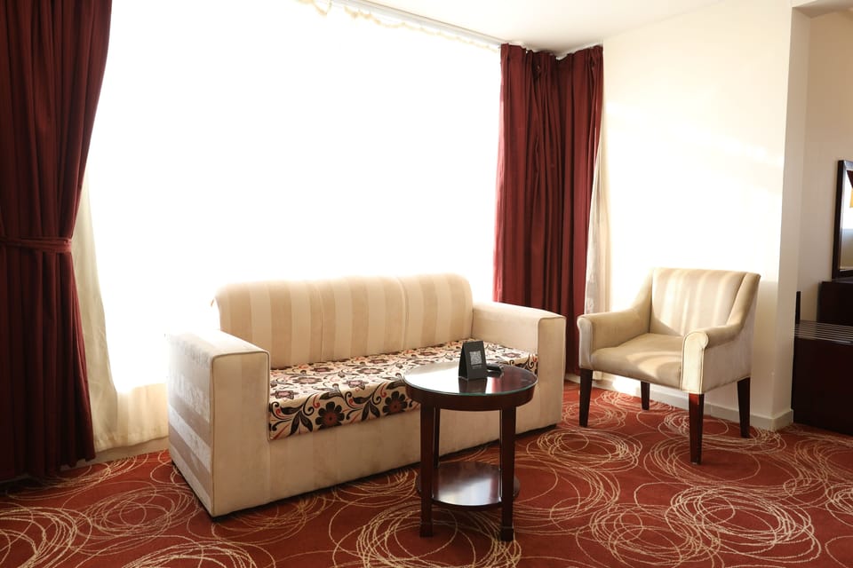 Suite 2 Rooms | Living area | Flat-screen TV