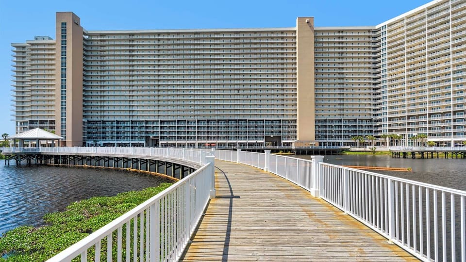 Laketown Wharf Grounds and Amenities
