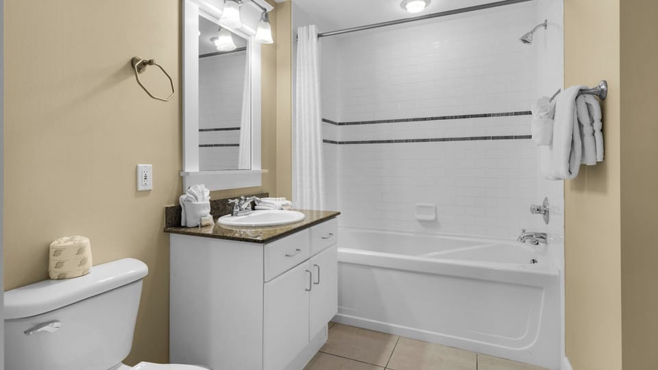 Grand Panama 1-1006 Shared Bathroom