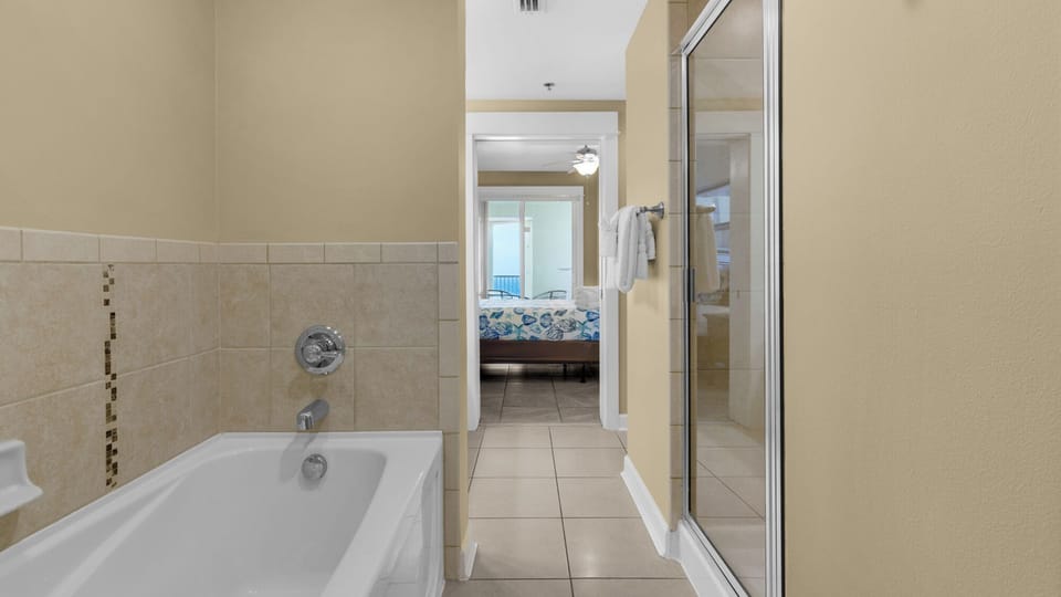 Grand Panama 1-1006 Master Bathroom