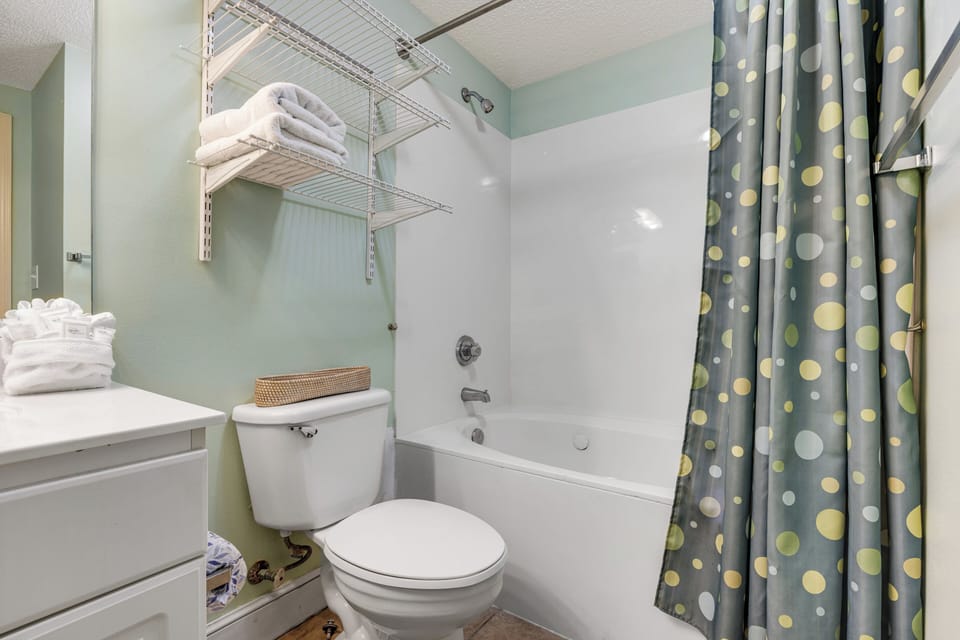 Majestic Tower 1-1306 Bathroom