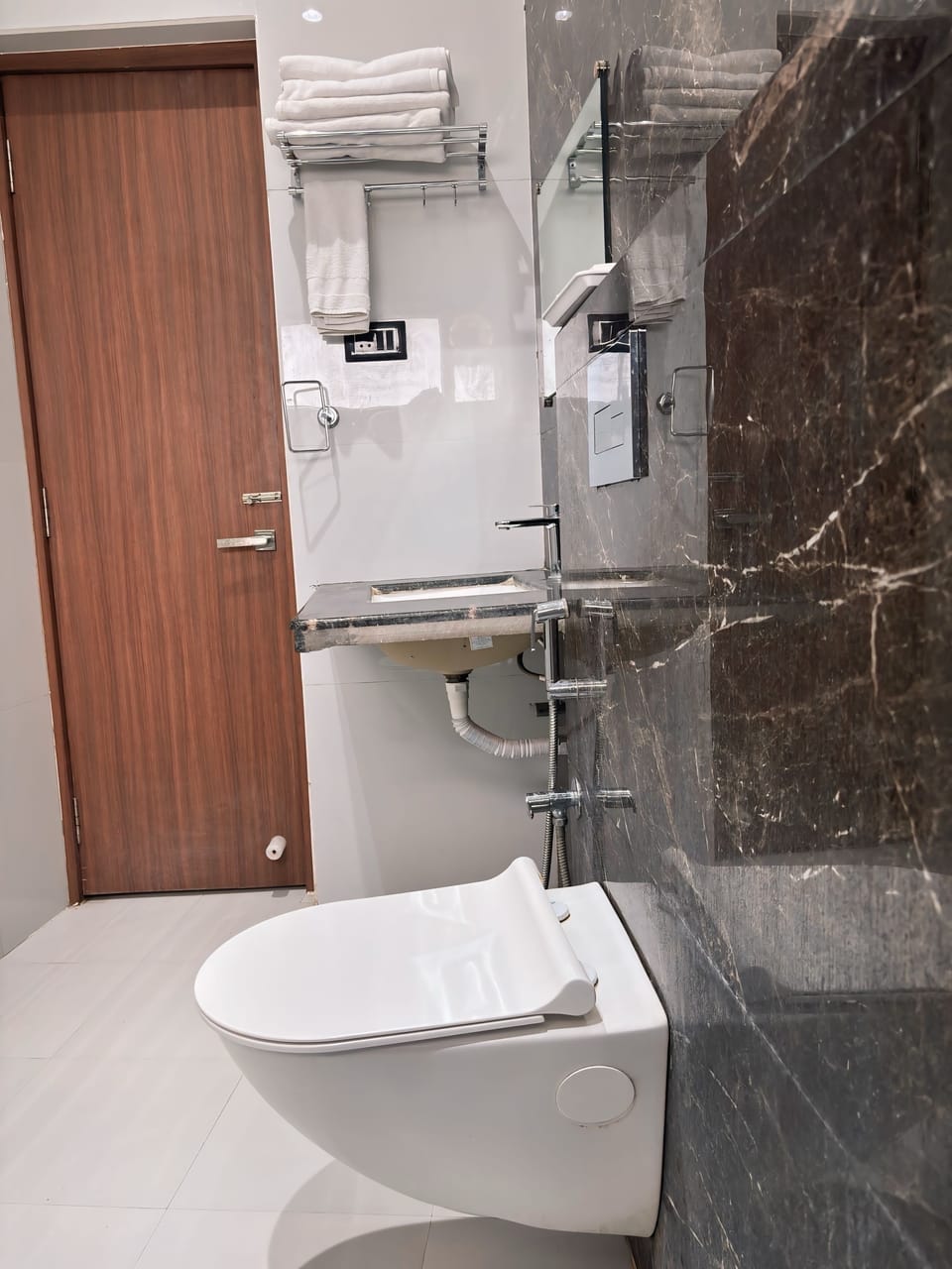 Deluxe Double Room | Bathroom | Shower, hair dryer (on request), bathrobes, slippers