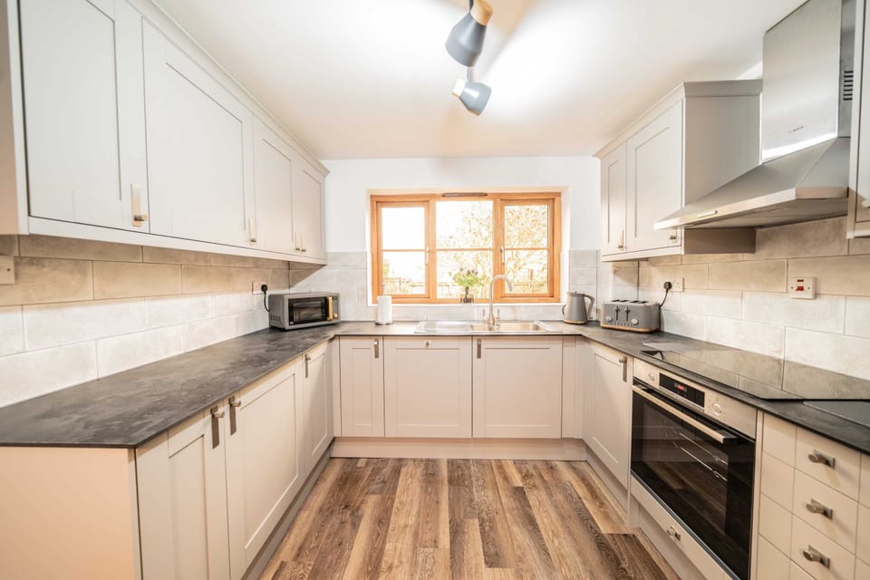 Fully fitted kitchen
