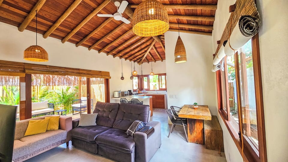 Family House | Living area | 32-inch flat-screen TV with digital channels, TV, Netflix