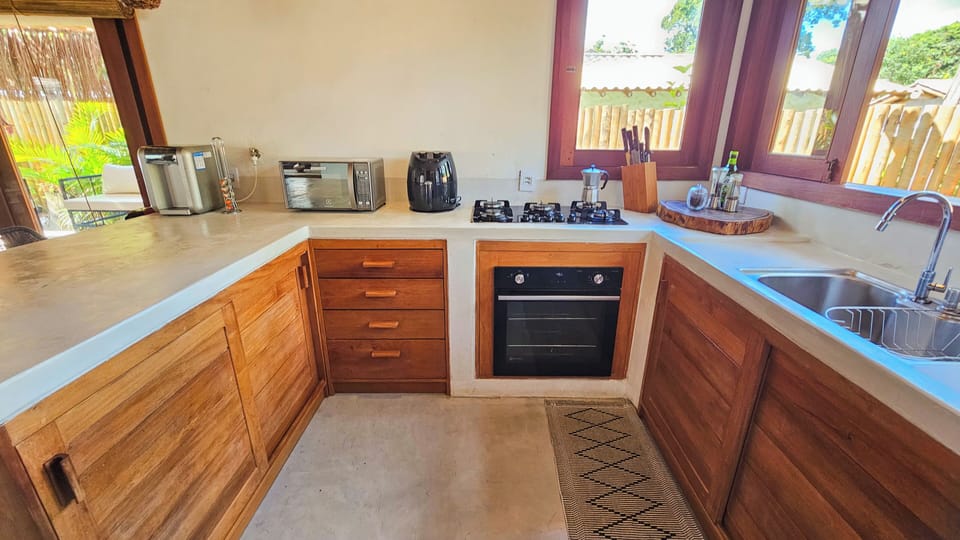 Full-size fridge, oven, stovetop, griddle