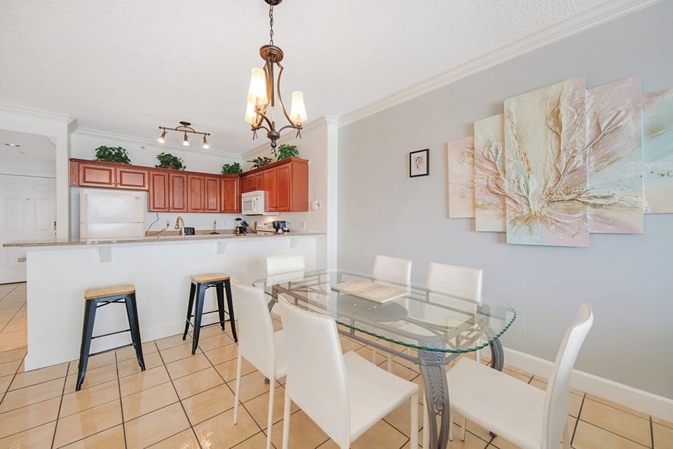 Ocean Villa 502 Dining Table and Kitchen
