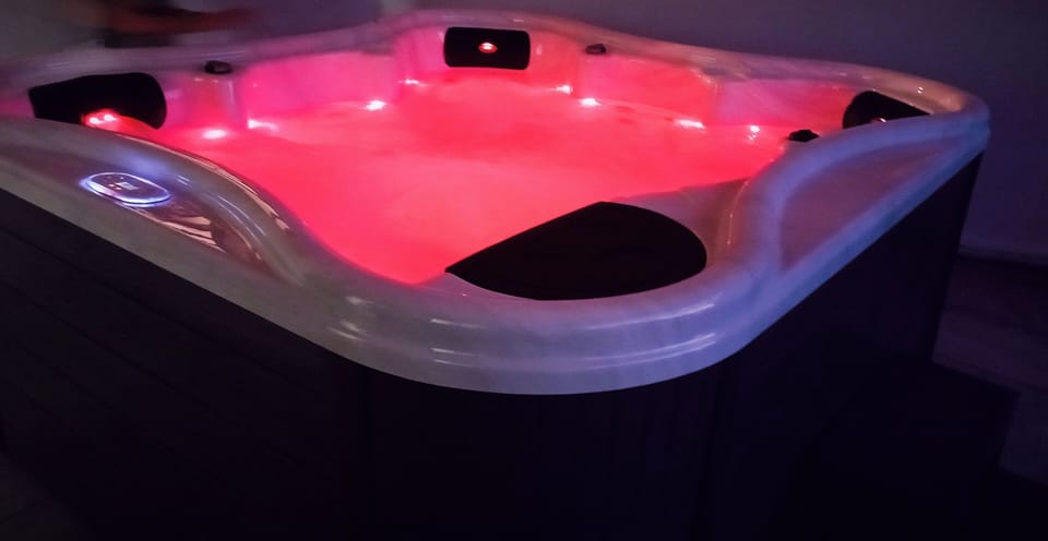 Indoor spa tub