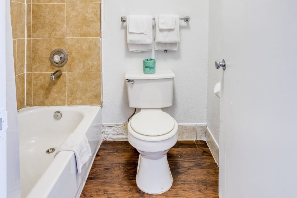 Room, 1 King Bed | Bathroom | Shower, free toiletries, hair dryer, towels