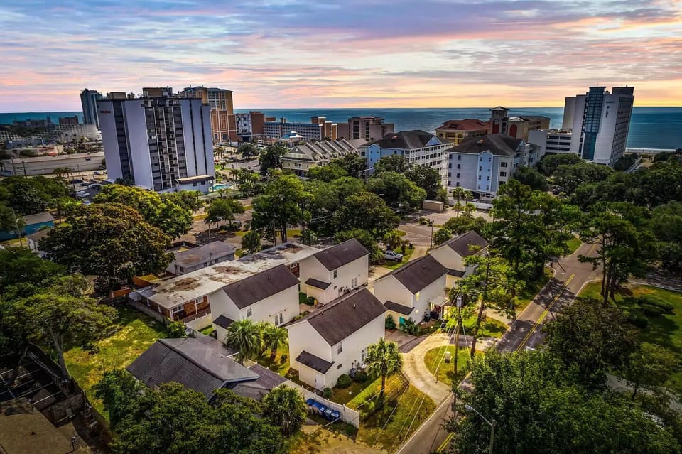 700 ft to the beach!