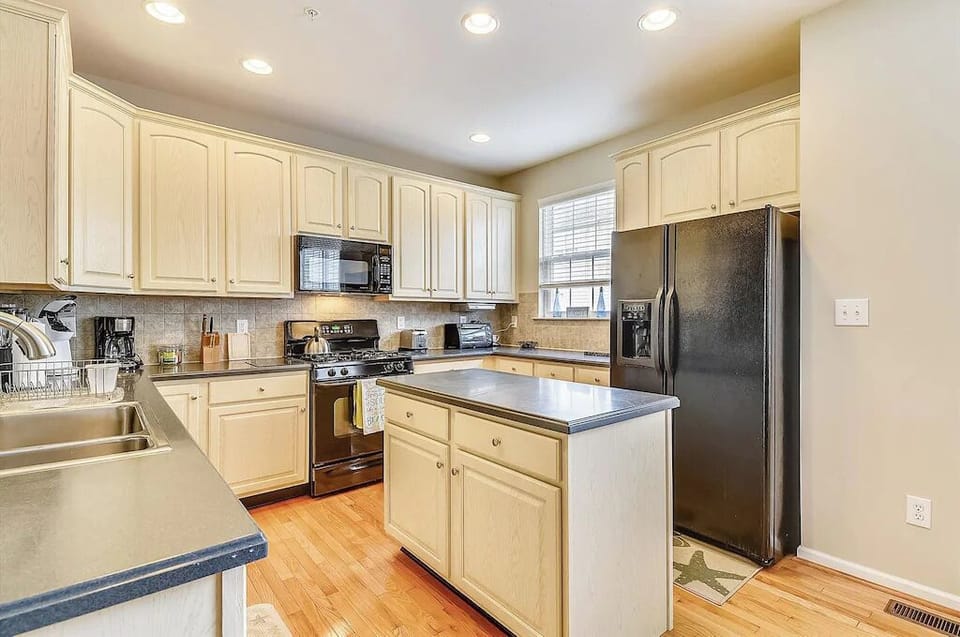 Large well-stocked kitchen with 2 coffee makers, toaster oven, blender and more