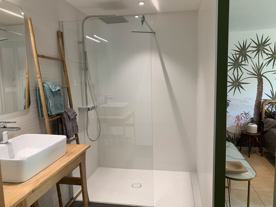 Junior Double Room | Bathroom | Shower, rainfall showerhead