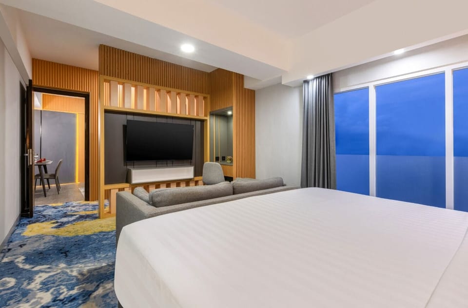 Presidential Suite | In-room safe, desk, bed sheets