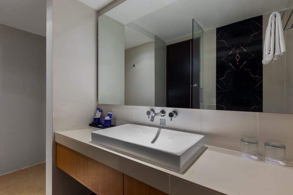 Executive Balcony | Bathroom | Free toiletries, hair dryer, slippers, towels