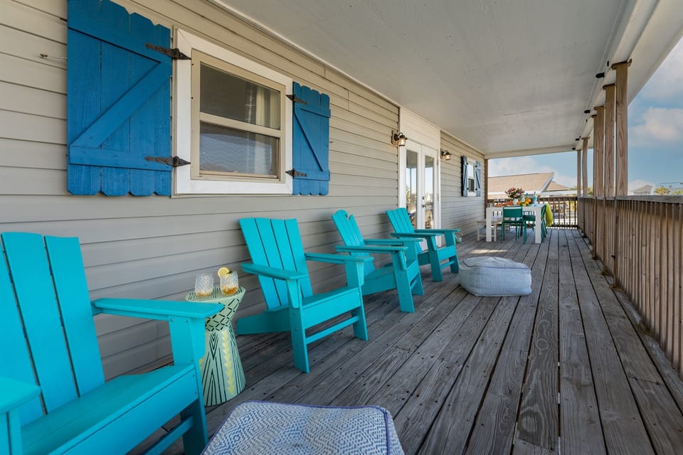 Imagine the sound of waves as your dinner soundtrack on this sprawling 40-foot balcony.  Are you ready to treat yourself to an unforgettable outdoor dining experience?