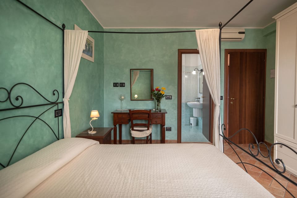 Comfort Room | Desk, laptop workspace, WiFi (free), individually furnished
