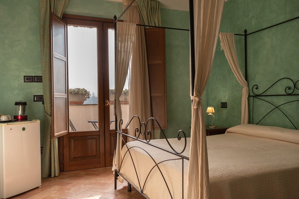 Comfort Room | Desk, laptop workspace, WiFi (free), individually furnished