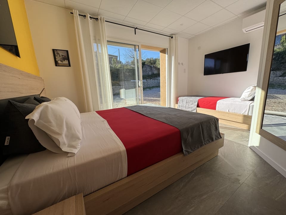 Chambre SUPERMAN | Cribs/infant beds, free WiFi, bed sheets