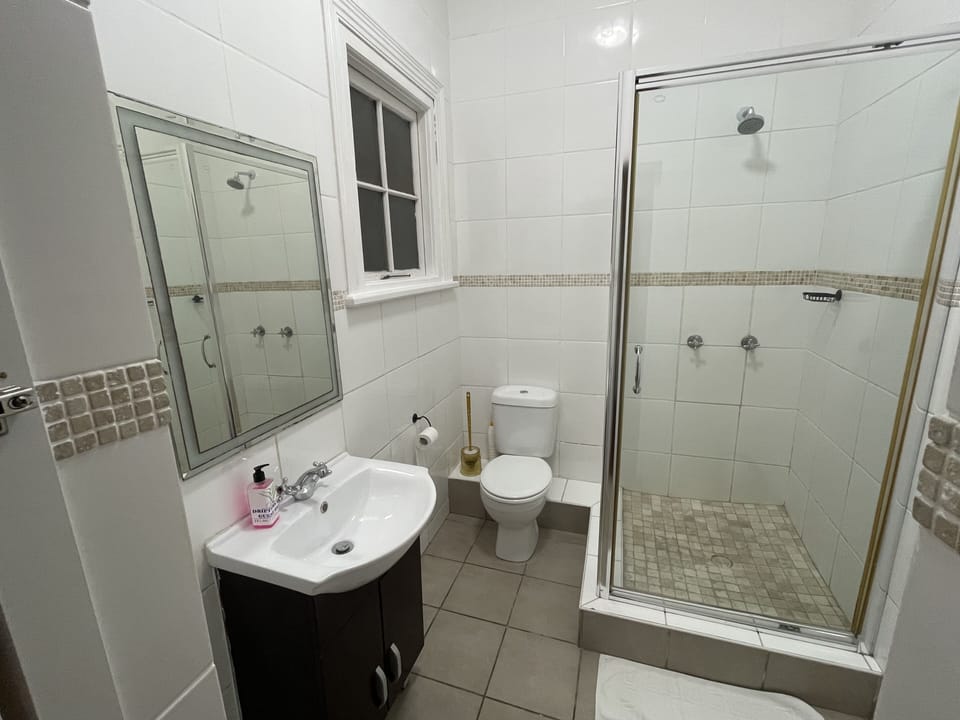 Deluxe Room, 1 Queen Bed | Bathroom | Slippers, towels, soap, toilet paper