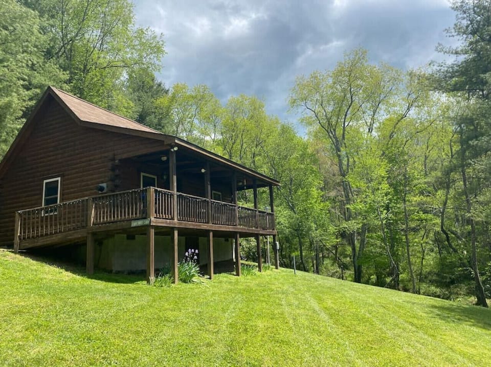 Beautiful 2bedroom/2bath log cabin located in the heart of the Blue Ridge Mountains. Near I-77 and the Blue Ridge Parkway