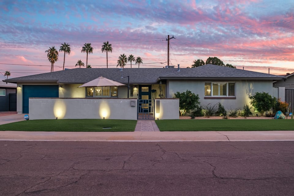 Sunset views and palm-lined paths welcome you to your Scottsdale retreat. 