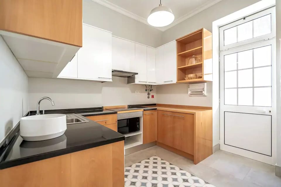 Fully Equipped Kitchen with direct acess to the exterior - Microwave & Induction