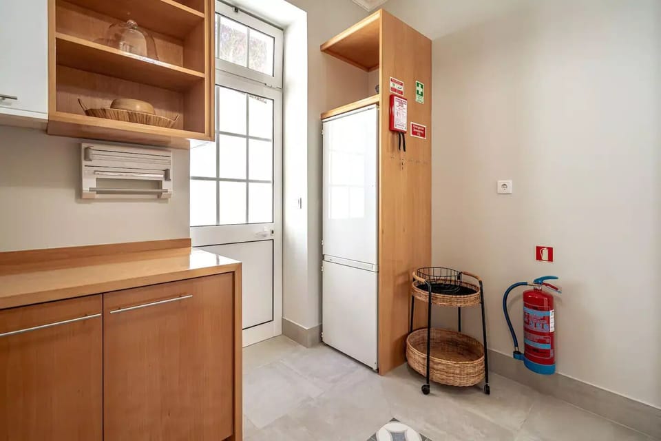 Fully Equipped Kitchen with direct acess to the exterior - Fridge and Freezer