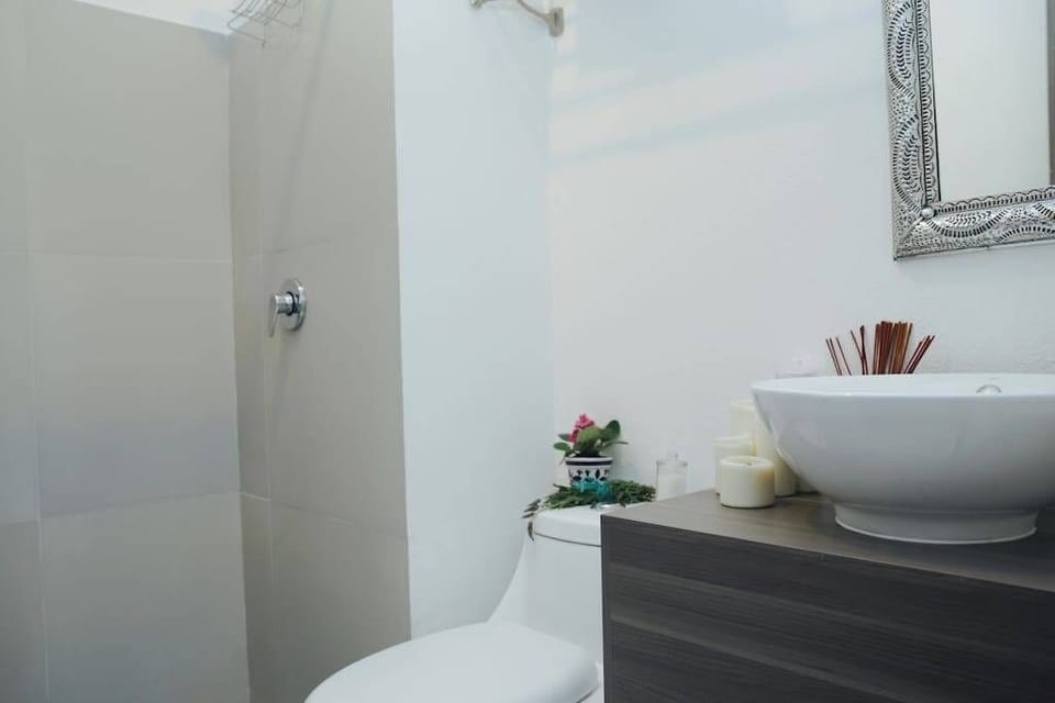 Comfort Condo | Bathroom | Shower, towels