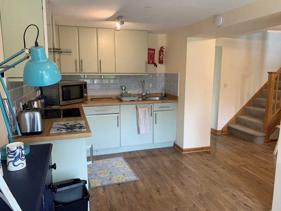 Cottage | Private kitchen | Fridge, microwave, oven, stovetop