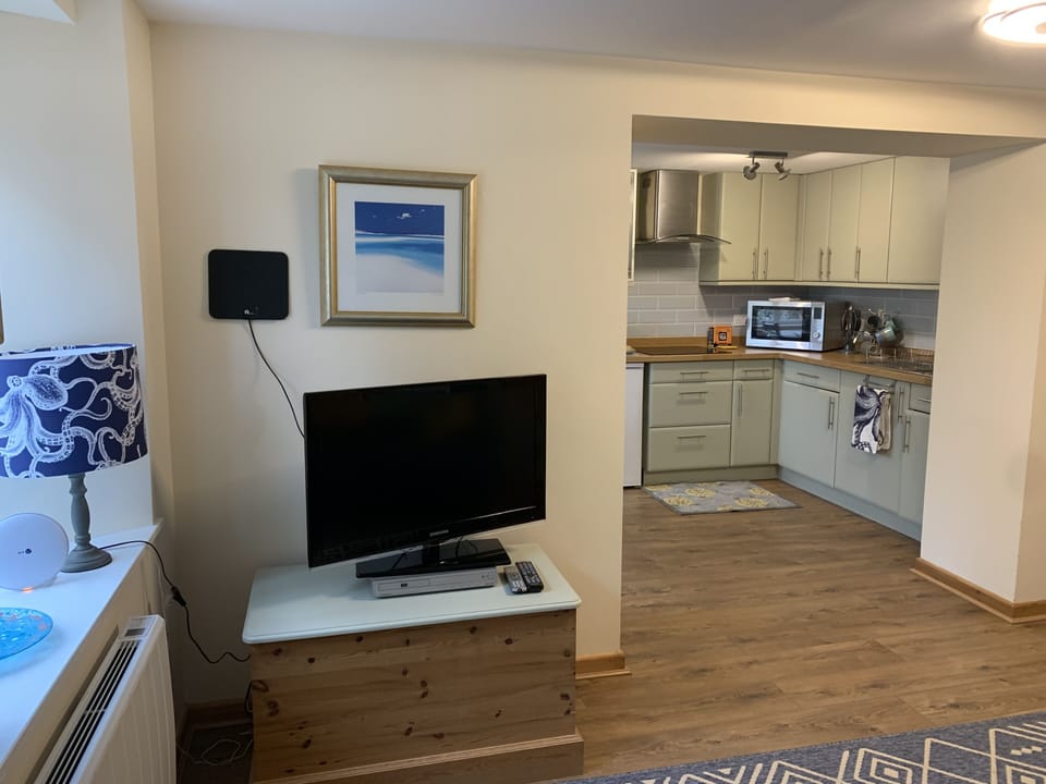 Cottage | Private kitchen | Fridge, microwave, oven, stovetop