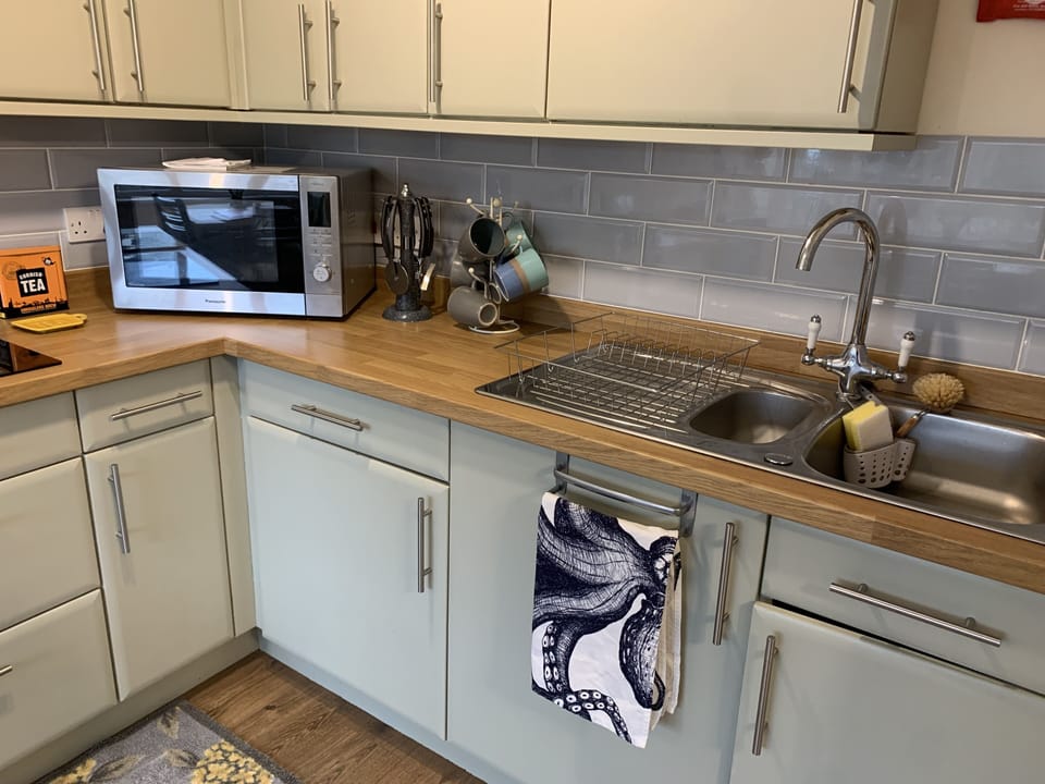 Cottage | Private kitchen | Fridge, microwave, oven, stovetop