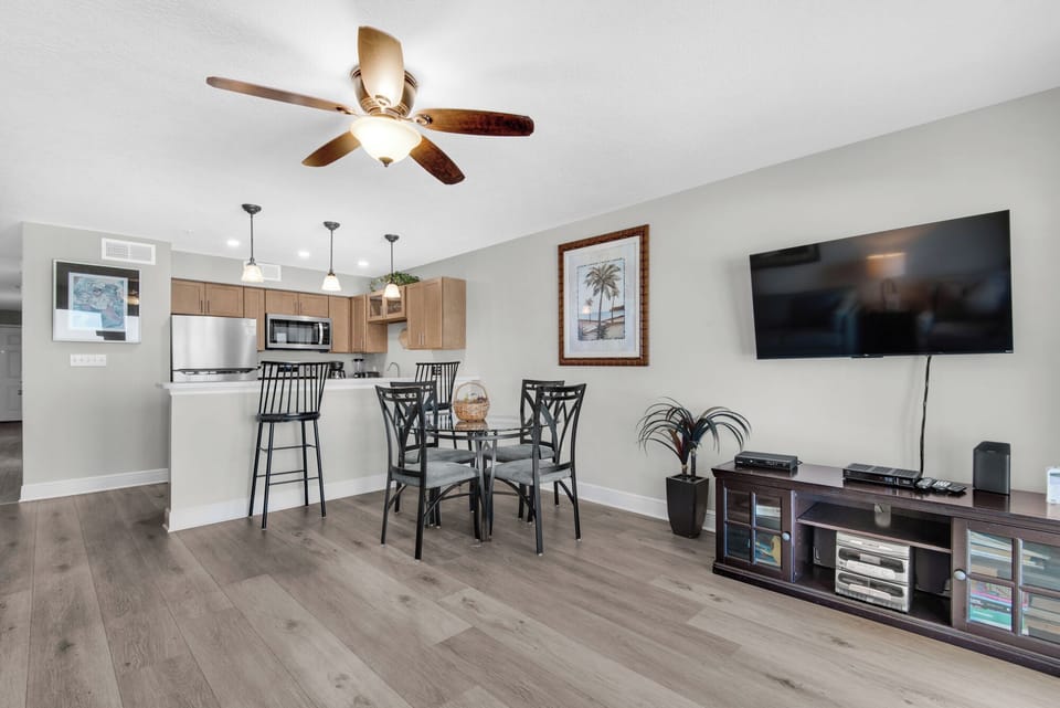 Dining area sits 6.