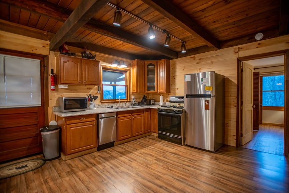 Fully stocked kitchen!
