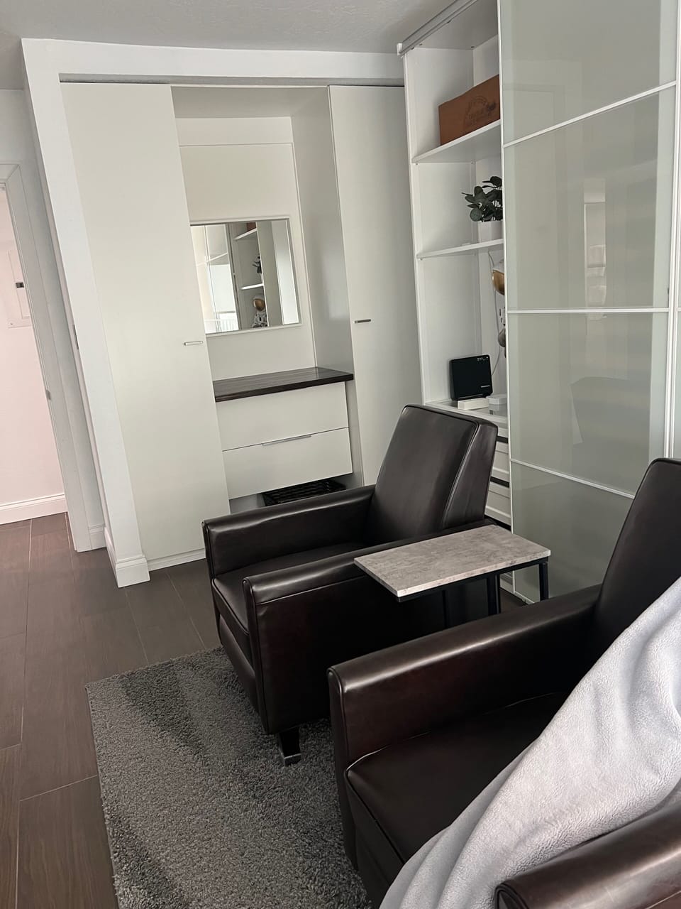 Guest room/lounge room opposite viewpoint. 